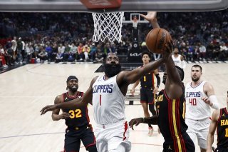 Clint Capela (à droite) au duel avec son ancien coéquipier James Harden. KEYSTONE/EPA/CAROLINE BREHMAN